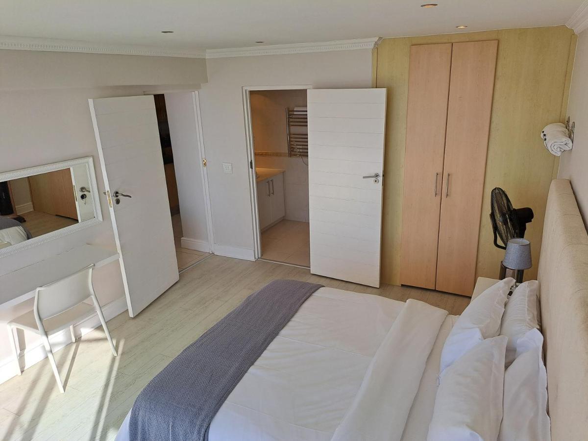 3 Bedroom Sea Facing Family Apartment Cape Town Moullie Point Extérieur photo