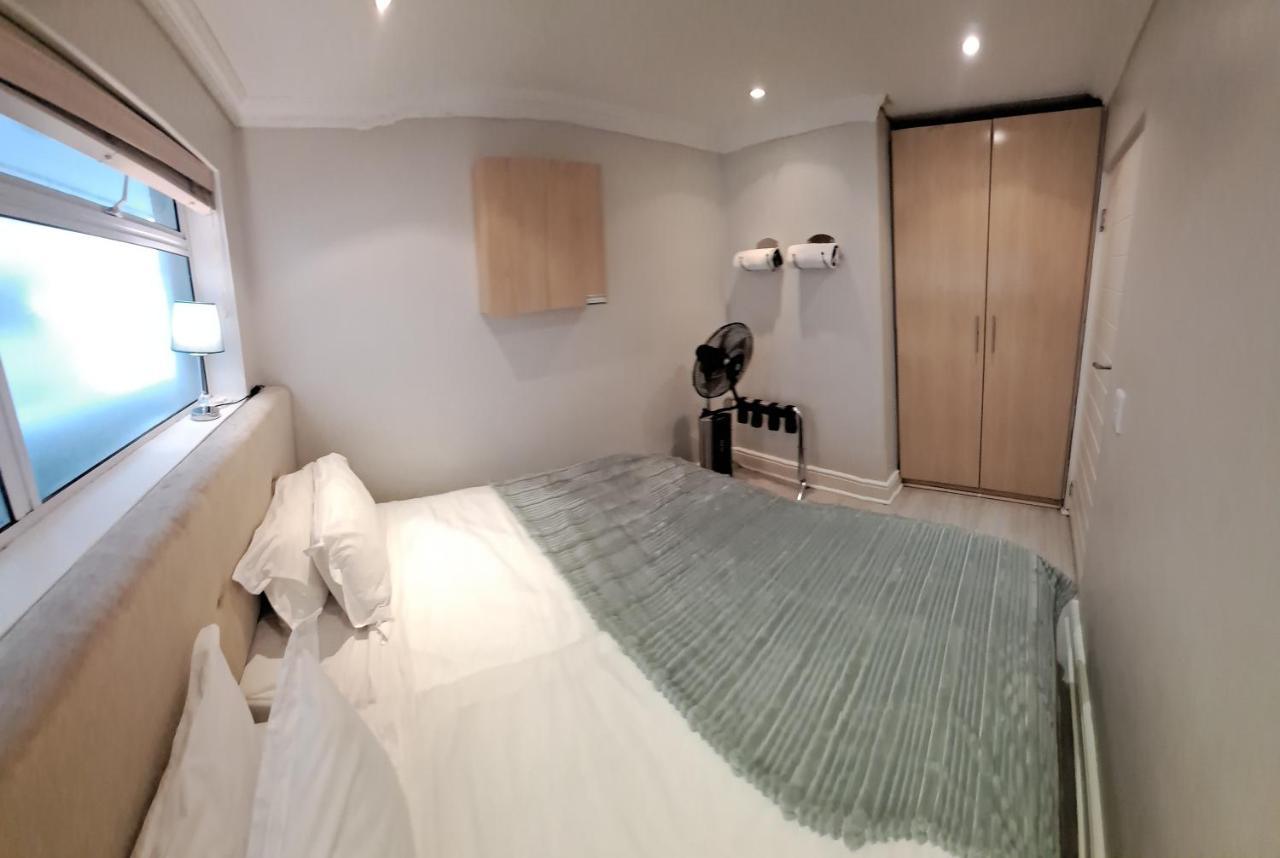 3 Bedroom Sea Facing Family Apartment Cape Town Moullie Point Extérieur photo