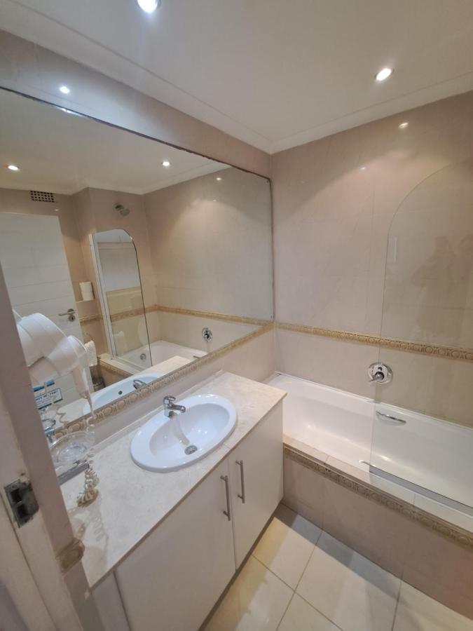 3 Bedroom Sea Facing Family Apartment Cape Town Moullie Point Extérieur photo